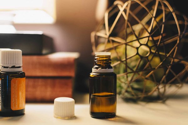 Comment utiliser les huiles essentielles pour améliorer votre bien-être?